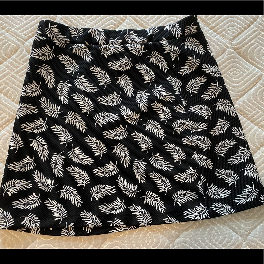 White and black leaf skirt